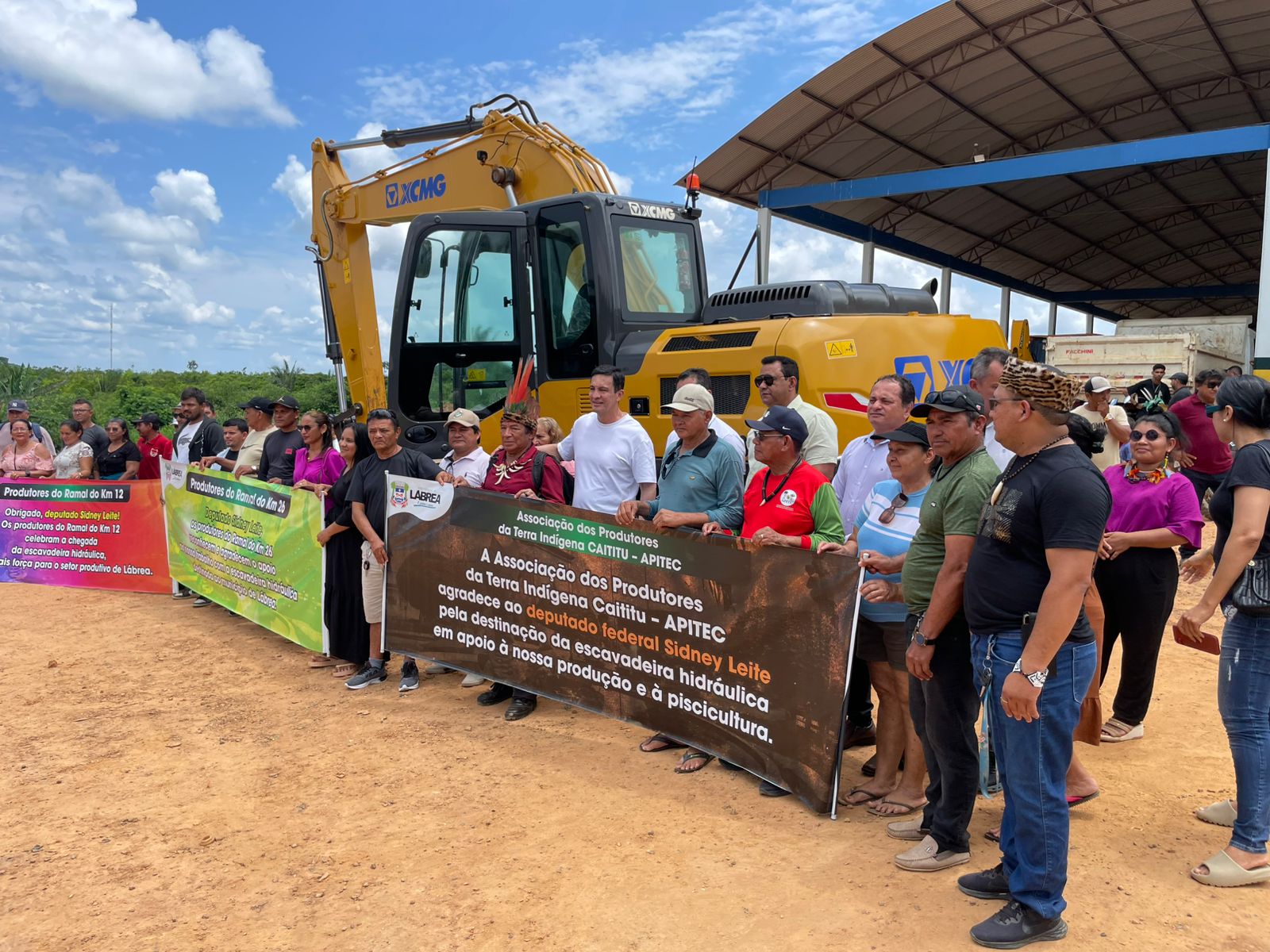Deputado Federal Sidney Leite entrega escavadeira hidráulica e anuncia novas máquinas para fortalecer o setor produtivo de Lábrea