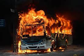 Ônibus de prefeitura são incendiados após morte de suspeitos em confronto com a polícia no AM; VÍDEO