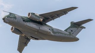 Cargueiros KC-390 da FAB reforçam combate aos incêndios no Amazonas