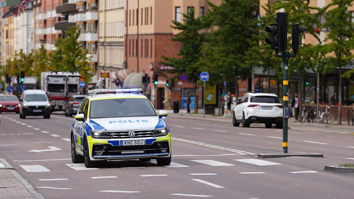 Homem foge da PM, abandona bolsa com drogas e é encontrado entre duas casas