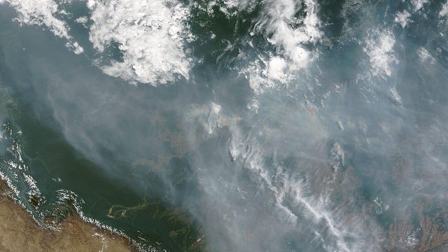 Ministro do Meio Ambiente acompanha combate ao fogo em Manaus