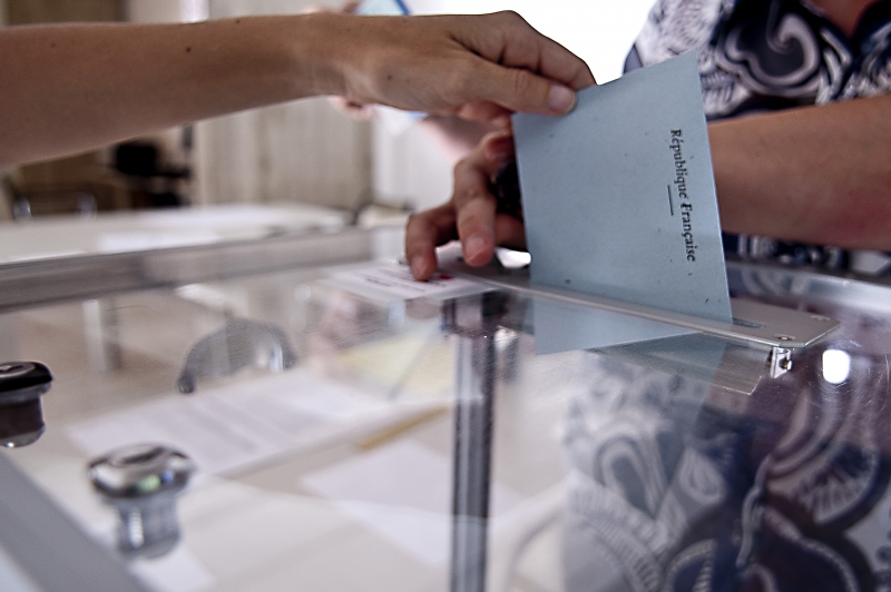 PoderData: Omar Aziz tem 52% e Maria do Carmo 42% no 2º turno do Amazonas