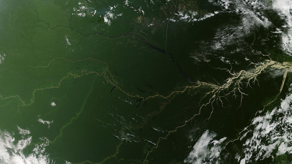 Prefeitura mantém medidas preventivas contra a fumaça enquanto aviões reforçam combate ao fogo