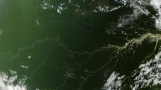 Prefeitura mantém medidas preventivas contra a fumaça enquanto aviões reforçam combate ao fogo