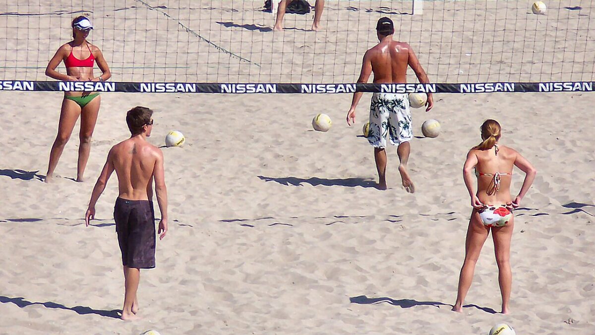 Torneio solidário de vôlei de praia reúne duplas master em Manaus